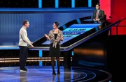 Moderator Alexander Bommes mit der Kandidatin Beate Lehofer und dem Jäger, Sebastian Jacoby.