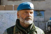 Colonel Andreasson (Johan Rheborg) erklärt seinen Soldaten, warum die Mario Road so wichtig ist.