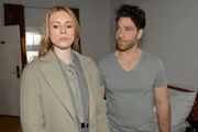 Zoe (Lara Dandelion Seibert will sich von Carlos (Patrick Fernandez) nicht in die Karten schauen lassen.