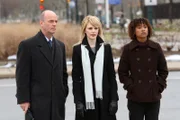 Barbara Lakey ist adoptiert. Nach dem Tod ihrer Pflegemutter findet sie heraus, dass ihre leibliche Mutter nach ihrer Geburt ermordet wurde. Lilly Rush (Kathryn Morris, M.), Kat Miller (Tracie Thoms, r.) und John Stillman (John Finn, l.) nehmen den Fall noch einmal auf, um ihn zu lösen.