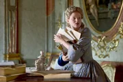 Bei ihrem heimlichen Studium wird Maria Theresia (Marie-Luise Stockinger) von Nikolaus Esterhazy überrascht.