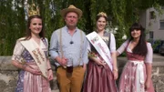 Drei Königinnen und ein Hofnarr: Markus Tremmel beim Lammauftrieb in Mörnsheim.
