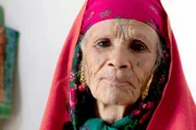 In Tunesien sind die alten Frauen die letzte Generation, die noch die Berber-Tätowierungen auf Gesicht und Körper trägt.