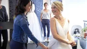Jenny (Katrin Heß, hinten) muss ihren Job als Personenschützerin auch im Brautmodeladen professionell ausführen. Die Gefahr eines Anschlags ist noch lange nicht gebannt. Maja (Myra Eetgerink, r.) und deren Freundin und Geschäftspartnerin Sophie (Maxine Kazis) versuchen sich bei den Vorbereitungen zur Hochzeit nicht stören zu lassen.