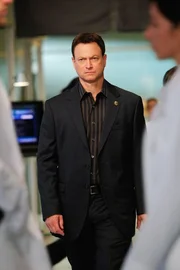 Mac Taylor (Gary Sinise) besch&auml;ftigt sich mit einem seit neun Jahren ungel&ouml;sten Fall. Es handelt sich um einen &Uuml;berfall auf einen koreanischen Lebensmittelladen, bei dem der Besitzer ums Leben kam. Die T&auml;ter wurden nie gefasst.