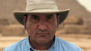 Kairo, Ägypten - Ashraf vor der Pyramide von Menkaure. (Windfall Films)