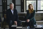 Sind entrüstet über den Verdacht von Jane und Lisbon und weisen jegliche Schuld von sich: Edward Feinberg (John de Lancie, l.) und seine Frau Mae (Jud Taylor, r.) ...