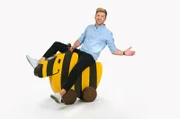 Moderator Johannes Zenglein freut sich auf eine neue Folge Tigerenten Club, dem Club zum Mitmachen mit Spielen, Spaß und spannendem Wissen.