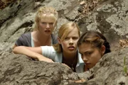 Rikki (Cariba Heine, li.), Emma (Claire Holt, Mitte) und Cleo (Phoebe Tonkin, re.) sind Lewis und Charlotte nach Mako Island gefolgt – sie fürchten, dass Charlotte ihr Geheimnis lüften könnte.
