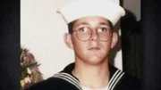 Nach seinem Schulabschluss beschließt John Marmo seinenm Land zu dienen und zur Navy zu gehen. Während seiner Dienstzeit freundet er sich mit einer zwei Jahfer jüngeren Kameradin an, Rebecca Braswell. Diese Bekanntschaft soll ihm eines Tages zum Verhängnis werden.