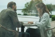 Simon (Kevin Janssens, l.); Florence Arrieta (Claire Keim, r.)