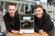 Robin Kuprat (links) und Max Grimm (rechts) aus Suhl haben eine Espressomaschine entwickelt, mit der sie die Siebträger-Welt revolutionieren wollen