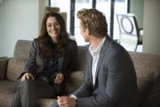 Jane (Simon Baker, r.) und Lisbon (Robin Tunney, l.) wollen herausfinden, ob der Psychiater Feinberg selbst der Mörder seiner Ehefrau war, die vor zehn Jahren umgebracht wurde, und ob ein Unschuldiger für diese Tat hingerichtet werden soll ...