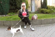 Tauschmutter Lisa mit Hund beim Gassigehen