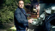 Semir (Erdogan Atalay) kommt am Gewächshaus an und sucht Kiran.