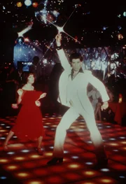 Der Kinofilm "Saturday Night Fever" mit John Travolta löst in den 1970er Jahren einen wahren Disco-Hype aus. ABBA, die Bee Gees und Donna Summer liefern die Hits zu einem weltweiten neuen Lebensgefühl.