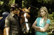 Emma (Claire Holt, re.) spielt vor Ash (Craig Horner, li.), dem gutaussehenden Reitlehrer ihres Bruders, die unnahbare Alleskönnerin.