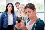 Nach einem brutalen Anschlag ist Jenny (Katrin Heß) um die Sicherheit von Maja bemüht. Bevor Majas Freundin und Geschäftspartnerin (v.l.) Sophie (Maxine Kazis), ihr Ehemann in spe Eric (Florian Frowein) und Maja (Myra Eetgerinnk) das Haus betreten, vergewissert sich Jenny, dass keine Gefahr besteht.