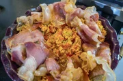 Piperade, ein baskisches Omelette mit gebratenem Schinken
