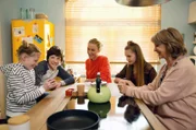 "Das große Zittern". Tanja (Christina Athenstädt, M.) und Inge (Uta Schorn, r.) freuen sich, dass Rosalie (Nelly Hoffmann, l.), Paul (Julian König, 2.v.l.) und Lotte (Anne-Sophie Triesch, 2.v.r.) so fröhlich beieinander sitzen.