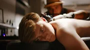 Kees (Ole Kroes) im Tattoo Studio, er geht davon aus, dass er ein Tattoo für „knallharte Jungs“ bekommt.