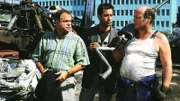 Stefan Kehler (Wolfgang Bathke, li.) und sein Kollege Mike Eschenbach (Matthias Bullach, Mi.) suchen einen Schrotthändler (Wolfgang Finck) auf. Von ihm erhoffen sie sich Hinweise...