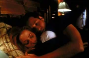 Mulder (David Duchovny) wärmt Scully (Gillian Anderson, vorne), nachdem sie mit dem Biogift von Außerirdischen in Berührung gekommen ist.