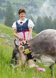 Landfrau Yvonne Bischof mit ihrer Kuh: