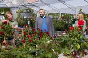 Peter Herbig (Martin Wißner, l.), der Neffe des Verstorbenen, arbeitet, wie sein verstorbener Onkel, in der Gärtnerei Benkelmann. Können die Kommissare Stadler (Dieter Fischer, M.) und Winter (Vanessa Eckart, r.) aus dem Kreis der Verdächtigen ausschließen?