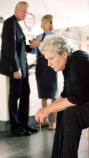 Bei einem Gerangel hat Uschi (Barbara Freier, vo.) Strauss (Rainer Goernemann) mit einem Messer verletzt. Jutta (Claudia Loerding) will Uschi der Polizei melden, doch Strauss hat Mitleid und Verständnis mit seiner Noch-Ehefrau.