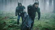 Ferdinand Zankl (Michael Ostrowski) und Frederike Bader (Marie Leuenberger) tragen Ahmeds Leichensack weg.