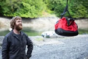 Oliver Johnson baut auf seinem Grundstück eine Winde. (National Geographic/Lukas Taylor)