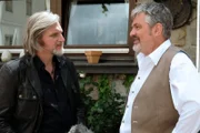 Major Carl Ribarski (Stefan Jügens, l.) spricht mit Anton Wieser (Werner Brix, r.) über die Vorkommnisse während der Mordnacht.