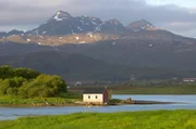 Die Lofoten, eine raue Naturlandschaft: Sie bilden die Kulisse von Herbjørg Wassmos 2009 erschienenem Roman „Hundre år“ – die Autorin verbrachte hier selbst einen Großteil ihres Lebens.
