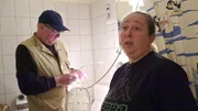 Petra hat den hilfsbereiten Lothar gebeten Lampen auszutauschen