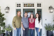 Charles (2.v.l.) und Brooke (2.v.r.) Ramsey setzen auf die talentierten Hände von Chip (l.) und Joanna (r.), denn ihr neues Zuhause haben sie noch von ihrem alten Wohnort in Pakistan über das Internet gekauft. Reicht das Renovierungsbudget von 200.000 Dollar aus?