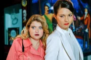 Valerie Lechner (Henriette Richter-Röhl, r.) will Maria Radu (Lara Mandoki, l.) zur Prostitution zwingen.