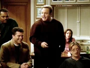 Doug (Kevin James, Mitte) hat sich ein paar ehemalige Football-Kumpels eingeladen, um über alte Zeiten zu reden...