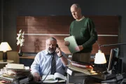Herzberger (Dietmar Huhn, l.) und Bonrath (Gottfried Vollmer) checken die Kunden.