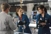 Wendell (Michael Grant Terry), Brennan (Emily Deschanel, M.) und Angela (Michaela Conlin) untersuchen am Jeffersonian Teile der verkohlten Leiche.