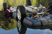 Susan (Teri Hatcher, r.) übersieht ein Reh auf der Fahrbahn und steuert ihren Wagen geradewegs in einen See. Die beiden Insassen sind zwar unverletzt, doch Ian (Dougray Scott, l.) gesteht Susan, dass er nicht schwimmen kann ...