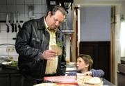 Xaver (Andreas Giebel, links) soll auf seinen Neffen Maxi (Jonas Wittmann) aufpassen, weil seine Schwester Irmi verreist ist. Er schmiert dem Maxi sein Schulbrot.