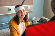 Clara (Lisa-Marie Koroll), die sich vom überstandenen Busunfall erholen sollte, möchte partout nicht länger bleiben, sondern ihre Ausbildung wieder aufnehmen.