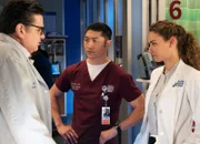 Chicago Med Loslassen - Lesson Learned Staffel 2, Episode 18 Sie besprechen einen Fall: Oliver Platt als Dr. Daniel Charles, Brian Tee als Dr. Ethan Choi, Rachel DiPillo als Sarah Reese