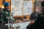 Andreasson (Johan Rheborg) und die Übersetzerin Nevena (Alena Dzebo) verhandeln mit einem Vertreter des HVO, um den UN-Soldaten Zugang zu Stupni Do zu verschaffen.