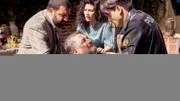 Rückblende (1993): Der 24-jährige Semir (Yasin Boyunince, r.) kommt auf den 50sten Geburtstag seines Vaters Abdulkabir (Hasan Ali Mete, Mi.). Doch Semir ist unerwünscht auf dem Fest seines Vaters. Das Fest endet während eines Streits zwischen Vater und Sohn mit dem tragischen Herztod des Vaters. l.: Ömer (Sahin Eryilmaz), hinten: Selma (Pina Erincin)