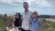 Eric Mayer (M.) ist auf La Palma unterwegs, um sich anzuschauen, wie die Insel ein Jahr nach dem Vulkanausbruch 2021 aussieht. Dabei trifft er auch die Kinder Vincent (r.) und Marta (l.), die vom Ausbruch betroffen waren. Vincents Eltern haben ihren Minigolfplatz verloren. Marta ihr Wohnhaus.