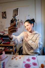 Der Alltag der Influencerin Marlene „Marlentschi“ Loos ist digital durchgetaktet. Ohne Internet steht ihr Leben still.