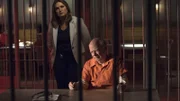 Lieutenant Olivia Benson (Mariska Hargitay) und Benjamin Edelman (Wallace Shawn)