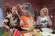 Während Singa voller Vorfreude ist, ist Tom schon vor dem Essen fix und fertig.